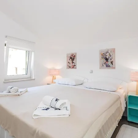 Stunning In With House Sea View Apartman