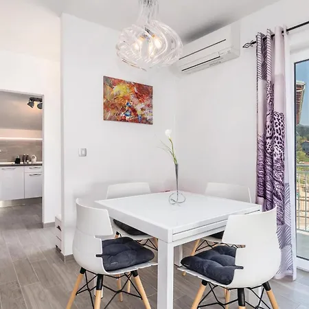 Stunning In With House Sea View Apartman