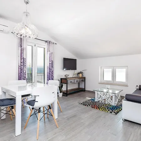 Stunning In With House Sea View Apartman