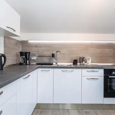 Apartman Stunning In With House Sea View