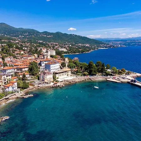 Stunning In With House Sea View Apartman Lovran