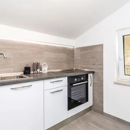 Stunning In With House Sea View Apartman *