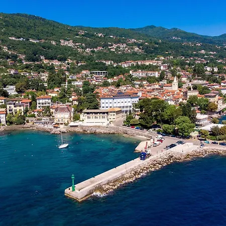 Apartman Stunning In With House Sea View
