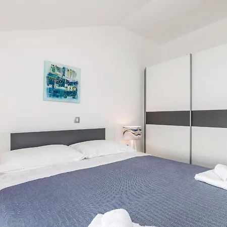 Apartman Stunning In With House Sea View Lovran