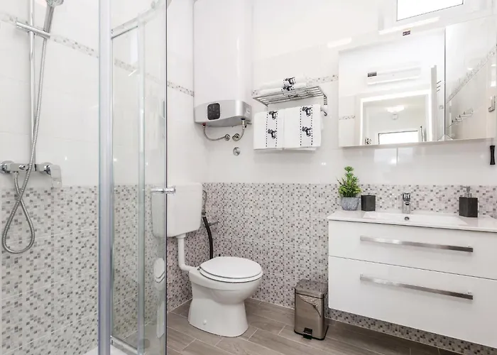 2 Bedroom Amazing In Laurana